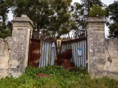 ...ci imbattiamo in una malmessa cancellata arrugginita, soglia d�accesso all�ottocentesca villa Santa Caterina, disabitata e attualmente in vendita